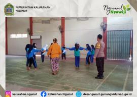 Polisi Sahabat Anak: Bhabinkamtibmas Ngunut Hadir Beri Semangat Siswa Saat Olahraga Pagi